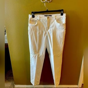 Must have basic white jeans